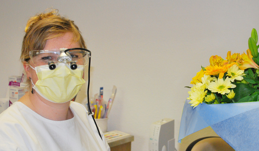 Dr. med. dent. P. Güttinger bei der Arbeit